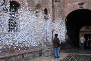 Написанные на клочках бумаги и приклеенные жвачкой признания в любви покрывают всю стену дома. // cking.flickr.com