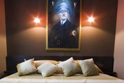 Номер 501 с портретом Гитлера - самый популярный. // abcnews.go.com