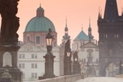 Карлов мост нужно посещать вечером или на рассвете. // GettyImages