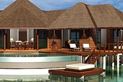 Grand Water Pavilion рассчитан на нескольких взрослых и детей. // beachhousecollection.com