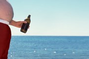 Посетители фестиваля померяются животами. // GettyImages
