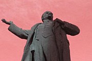 Демонтированные памятники соберут в одном месте и покажут туристам. // ura.ru