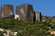 Искусственные скалы органично вписались в пейзаж. // giancarlomazzanti.com