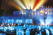 Самый знаменитый аттракцион парка - спектакль Cinéscénie. // sunmarina.com