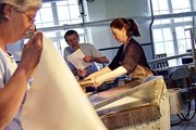 Изготовление бумаги вручную - увлекательный процесс. // smp.se