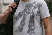 Футболка, из-за которой вас могут не пустить в самолет // dailymail.co.uk