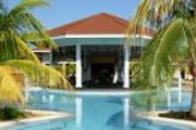 Бассейн с баром в отеле Royal Hideawey Ensenachos // nilsen.ru