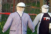 Люди из соломы приветствуют гостей города. // gazeta.lv
