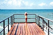 В первую очередь Крым привлекает туристов пляжами. // Travel.ru