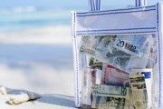 Отдых на пляже будет стоить дешевле. // GettyImages