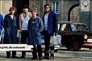 Crazy Guides в полном составе на фоне "трабанта". // crazyguides.com
