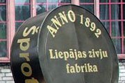 Фрагмент памятника шпротам в Лиепая // meeting.lv