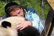 Автор книги и панда // dinets.travel.ru