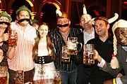 Лондонцы надевают накладные усы и шляпы с перышками. // londonbierfest.com