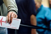 Туристам надо иметь при себе документы, подтверждающие их платежеспособность, страховку и т.п. // GettyImages