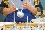 Туристы увидят процесс превращения капли стекла в елочную игрушку. // Интерфакс