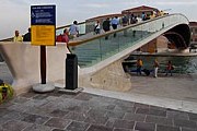 Новый мост, несмотря на свое изящество, не всем пришелся по нраву. // comune.venezia.it