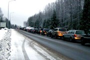 Автомобильная очередь у КПП Брусничное на российско-финляндской границе // А.Баринова