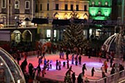 На катке проводятся танцевальные представления и выступления музыкантов. // ticino.ch