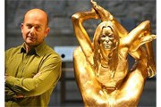 Скульптор и его произведение // artnewsblog.com