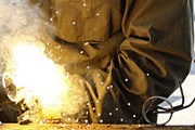 Скульптор работает с бывшим оружием. // alarabonline.org