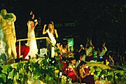Красочная процессия Vía Blanca de las Reinas // mdzol.com