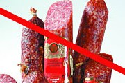 Колбасу придется либо съесть, либо отдать таможенникам. // коллаж Travel.ru