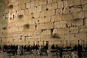 И ночью к Стене Плача приходят люди. // jerusalemshots.com