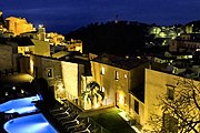 Отель расположен на одной из старинных улочек города. // thinksicily.com