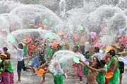 Разбрызгивание воды на фестивале // 4.bp.blogspot.com