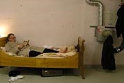 Обстановка в бункере спартанская. // null-stern-hotel.ch