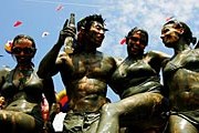 Веселье в грязи царит на фестивале в Порённи. // AFP