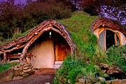 Конкурсантам предстоит построить дома из подручных материалов. // asadov.ru