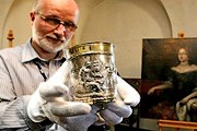 Сотрудник музея демонстрирует один из приобретенных кубков. // J. Bednarczy / PAP