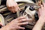Змееловы задрапируют статую святого Доминика змеями. // chinadaily.com.cn