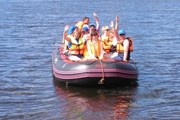 Экскурсии проводятся на больших моторных лодках. // Adrenalinetour.Ru
