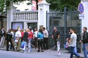 У стен консульства проходит митинг. // "Турпром"