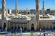 Отель расположен в двух шагах от мечети Масджид ан-Наби. // wikipedia.org