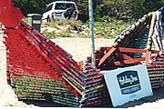 Лодка из пустых банок ждет старта регаты. // festivalpig.com