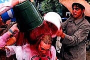 Во время праздника участники поливают друг друга вином. // noticiasderioja.com