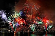 Фестиваль пиротехники - красочное зрелище. // flickr.com