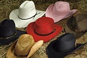 В экспозицию войдет более 500 шляп. // mrboots.com