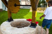 В парке есть волшебный колодец, рассказывающий сказки. // DELFI