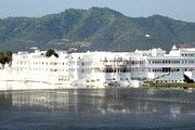 Taj Lake Palace расположен в центре озера. // MIGnews.com