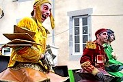 Улицы города превратились в сценические площадки. // ilaca.fr