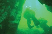 Дайверы изучают пещеру. // balkantravellers.com