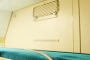 Верхняя полка кушетного вагона // Travel.ru