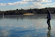 Каток расположен на озере Ариана. // balkantravellers.com