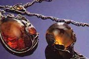 На выставке представлены украшения, изготовленные в разное время. // amber.org.pl