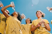 В жару необходимо пить больше жидкости. // GettyImages